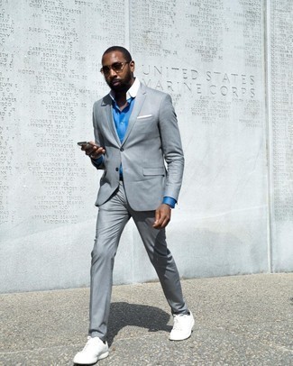 Blaues Businesshemd kombinieren – 500+ Herren Outfits: Kombinieren Sie ein blaues Businesshemd mit einem grauen Anzug für einen stilvollen, eleganten Look. Fühlen Sie sich ideenreich? Komplettieren Sie Ihr Outfit mit weißen Segeltuch niedrigen Sneakers.