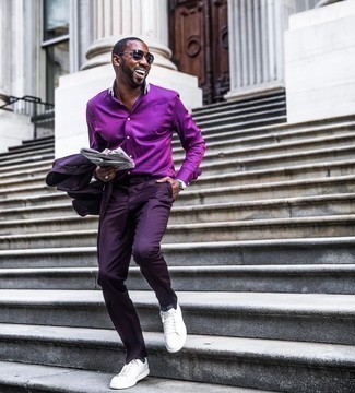 Elegante Sommer Outfits Herren 2024: Vereinigen Sie einen violetten Anzug mit einem lila Businesshemd für einen stilvollen, eleganten Look. Fühlen Sie sich mutig? Wählen Sie weißen Segeltuch niedrige Sneakers. Ein super Sommer-Look.