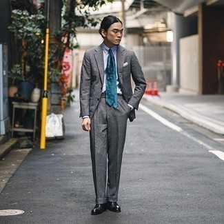 Grauen Wollanzug kombinieren – 411 Herren Outfits: Paaren Sie einen grauen Wollanzug mit einem hellblauen Businesshemd für einen stilvollen, eleganten Look. Schwarze Leder Oxford Schuhe sind eine gute Wahl, um dieses Outfit zu vervollständigen.