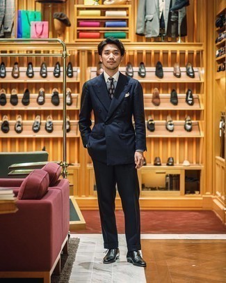 Dunkelblaue und weiße bedruckte Krawatte kombinieren – 477 Herren Outfits: Kombinieren Sie einen dunkelblauen Anzug mit einer dunkelblauen und weißen bedruckten Krawatte, um vor Klasse und Perfektion zu strotzen. Suchen Sie nach leichtem Schuhwerk? Vervollständigen Sie Ihr Outfit mit schwarzen Leder Oxford Schuhen für den Tag.