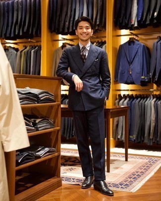 Schwarze Leder Oxford Schuhe kombinieren – 500+ Herren Outfits: Kombinieren Sie einen dunkelblauen Anzug mit einem grauen vertikal gestreiften Businesshemd für eine klassischen und verfeinerte Silhouette. Dieses Outfit passt hervorragend zusammen mit schwarzen Leder Oxford Schuhen.