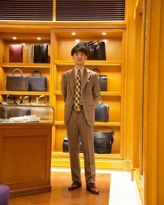 Braune Leder Oxford Schuhe kombinieren – 1200+ Herren Outfits: Kombinieren Sie einen braunen Wollanzug mit einem hellbeige Businesshemd mit Vichy-Muster für eine klassischen und verfeinerte Silhouette. Ergänzen Sie Ihr Look mit braunen Leder Oxford Schuhen.