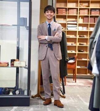 Beige Anzug kombinieren – 875+ Herren Outfits: Kombinieren Sie einen beige Anzug mit einem hellblauen vertikal gestreiften Businesshemd für einen stilvollen, eleganten Look. Ergänzen Sie Ihr Look mit braunen Wildleder Oxford Schuhen.