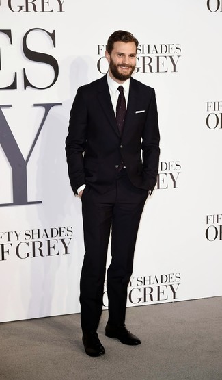 Jamie Dornan trägt schwarzer Anzug, weißes Businesshemd, schwarze Leder Oxford Schuhe, dunkellila bedruckte Krawatte