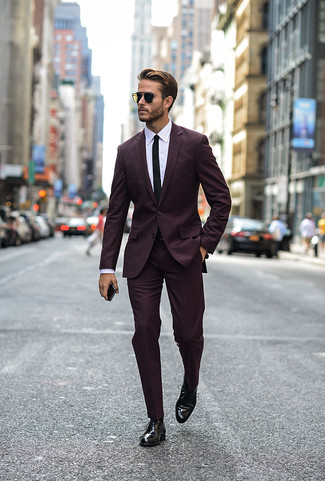 Violetten Anzug kombinieren – 57 Herren Outfits: Tragen Sie einen violetten Anzug und ein weißes Businesshemd für eine klassischen und verfeinerte Silhouette. Vervollständigen Sie Ihr Look mit schwarzen Leder Oxford Schuhen.