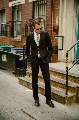 dunkelbrauner Anzug, weißes Businesshemd, dunkelbraune Leder Oxford Schuhe, hellbeige bedruckte Krawatte für Herren