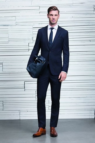 Braune Leder Oxford Schuhe kombinieren – 1200+ Herren Outfits: Tragen Sie einen dunkelblauen Anzug mit Karomuster und ein weißes Businesshemd für eine klassischen und verfeinerte Silhouette. Ergänzen Sie Ihr Look mit braunen Leder Oxford Schuhen.