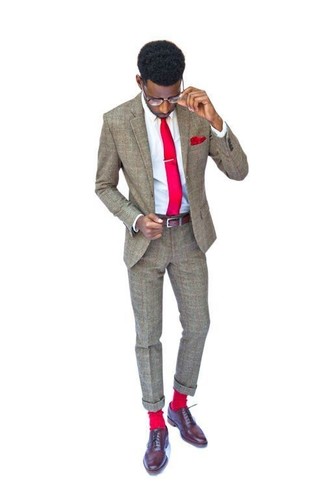 Rote Krawatte kombinieren – 500+ Herren Outfits: Kombinieren Sie einen braunen Wollanzug mit einer roten Krawatte, um vor Klasse und Perfektion zu strotzen. Fühlen Sie sich ideenreich? Vervollständigen Sie Ihr Outfit mit braunen Leder Oxford Schuhen.
