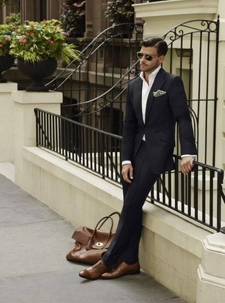 Schwarzen Anzug kombinieren – 500+ Sommer Herren Outfits: Vereinigen Sie einen schwarzen Anzug mit einem weißen Businesshemd für einen stilvollen, eleganten Look. Komplettieren Sie Ihr Outfit mit braunen Leder Oxford Schuhen. So einfach kann ein stylisches Sommer-Outfit sein.