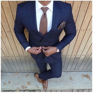 Dunkelbraunes gepunktetes Einstecktuch kombinieren – 57 Herren Outfits: Kombinieren Sie einen dunkelblauen Anzug mit einem dunkelbraunen gepunkteten Einstecktuch für ein Alltagsoutfit, das Charakter und Persönlichkeit ausstrahlt. Wählen Sie braunen Leder Oxford Schuhe, um Ihr Modebewusstsein zu zeigen.