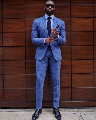 Blaue Leder Oxford Schuhe kombinieren – 60 Herren Outfits: Erwägen Sie das Tragen von einem blauen Anzug mit Karomuster und einem hellblauen Businesshemd, um vor Klasse und Perfektion zu strotzen. Vervollständigen Sie Ihr Look mit blauen Leder Oxford Schuhen.