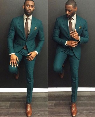 Beige Businesshemd kombinieren – 173 Herren Outfits: Kombinieren Sie ein beige Businesshemd mit einem dunkelgrünen Anzug, um vor Klasse und Perfektion zu strotzen. Braune Leder Oxford Schuhe sind eine perfekte Wahl, um dieses Outfit zu vervollständigen.