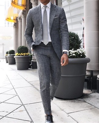 30 Jährige: Graue Krawatte kombinieren – 273 Elegante Sommer Herren Outfits: Erwägen Sie das Tragen von einem grauen Anzug und einer grauen Krawatte, um vor Klasse und Perfektion zu strotzen. Schwarze Leder Oxford Schuhe leihen Originalität zu einem klassischen Look. Damit ist ein Look entstanden, der sommertauglich ist.