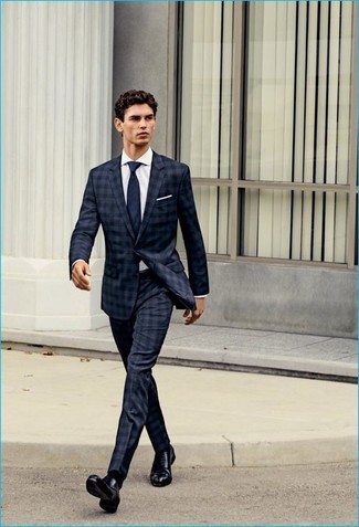 Dunkelblauen und grünen Anzug mit Schottenmuster kombinieren – 118 Herren Outfits: Kombinieren Sie einen dunkelblauen und grünen Anzug mit Schottenmuster mit einem weißen Businesshemd für eine klassischen und verfeinerte Silhouette. Schwarze Leder Oxford Schuhe sind eine perfekte Wahl, um dieses Outfit zu vervollständigen.