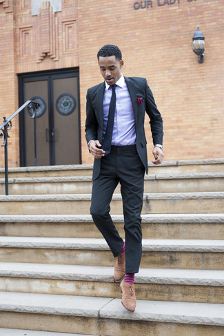 Beige Wildleder Oxford Schuhe kombinieren – 37 Herren Outfits: Kombinieren Sie einen dunkelgrauen Anzug mit einem hellvioletten Businesshemd für eine klassischen und verfeinerte Silhouette. Komplettieren Sie Ihr Outfit mit beige Wildleder Oxford Schuhen.