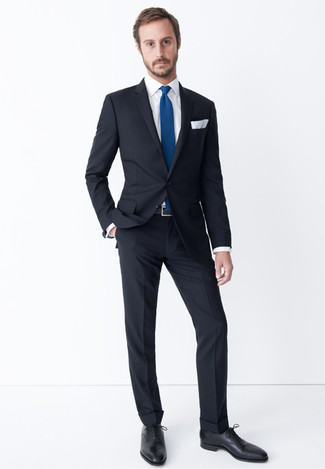 Schwarzen Anzug kombinieren – 500+ Herren Outfits: Tragen Sie einen schwarzen Anzug und ein weißes Businesshemd, um vor Klasse und Perfektion zu strotzen. Schwarze Leder Oxford Schuhe sind eine großartige Wahl, um dieses Outfit zu vervollständigen.