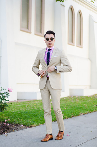 Rosa Businesshemd mit Vichy-Muster kombinieren – 15 Herren Outfits: Entscheiden Sie sich für ein rosa Businesshemd mit Vichy-Muster und einen hellbeige Anzug für eine klassischen und verfeinerte Silhouette. Beige Leder Oxford Schuhe sind eine kluge Wahl, um dieses Outfit zu vervollständigen.