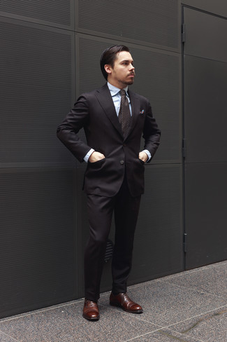 Türkises Einstecktuch kombinieren – 403 Herren Outfits: Kombinieren Sie einen schwarzen Anzug mit einem türkisen Einstecktuch, um mühelos alles zu meistern, was auch immer der Tag bringen mag. Fühlen Sie sich ideenreich? Entscheiden Sie sich für dunkelbraunen Leder Oxford Schuhe.