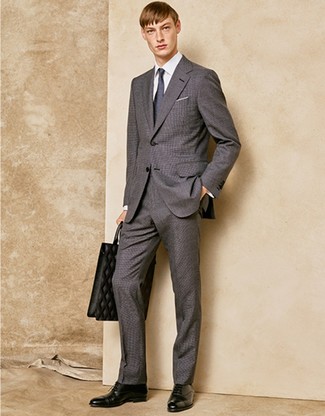 30 Jährige: Welche Oxford Schuhe mit grauen Anzuges zu tragen – 250 Elegante Herren Outfits warm Wetter: Paaren Sie einen grauen Anzug mit einem weißen Businesshemd für eine klassischen und verfeinerte Silhouette. Oxford Schuhe sind eine perfekte Wahl, um dieses Outfit zu vervollständigen.