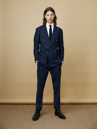 20 Jährige: Oxford Schuhe kombinieren – 189 Herren Outfits warm Wetter: Kombinieren Sie einen dunkelblauen Anzug mit einem weißen Businesshemd für eine klassischen und verfeinerte Silhouette. Vervollständigen Sie Ihr Look mit Oxford Schuhen.