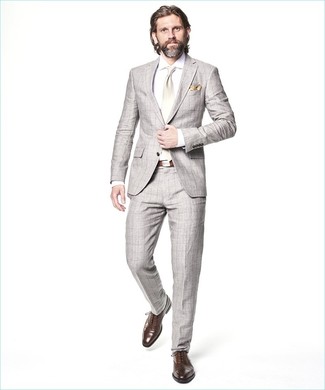 grauer Anzug mit Karomuster, weißes Businesshemd, braune Leder Oxford Schuhe, weiße Seidekrawatte für Herren