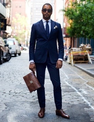 Braune Leder Aktentasche kombinieren – 447 Herren Outfits: Kombinieren Sie einen dunkelblauen Anzug mit einer braunen Leder Aktentasche für ein sonntägliches Mittagessen mit Freunden. Fühlen Sie sich ideenreich? Ergänzen Sie Ihr Outfit mit dunkelbraunen Leder Oxford Schuhen.