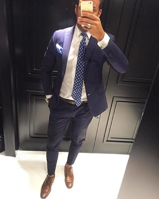 Braune Leder Oxford Schuhe kombinieren – 500+ Herren Outfits: Paaren Sie einen dunkelblauen Anzug mit einem weißen Businesshemd für eine klassischen und verfeinerte Silhouette. Braune Leder Oxford Schuhe sind eine kluge Wahl, um dieses Outfit zu vervollständigen.