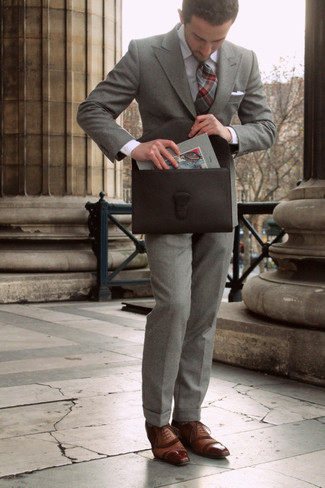 30 Jährige: Graue Krawatte kombinieren – 53 Elegante Frühling Herren Outfits: Erwägen Sie das Tragen von einem grauen Wollanzug und einer grauen Krawatte, um vor Klasse und Perfektion zu strotzen. Wenn Sie nicht durch und durch formal auftreten möchten, entscheiden Sie sich für braunen Leder Oxford Schuhe. Ein schönes Outfit für den Frühling.