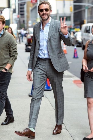 grauer Anzug mit Karomuster, hellblaues Businesshemd, braune Leder Oxford Schuhe, dunkelbraune Sonnenbrille für Herren