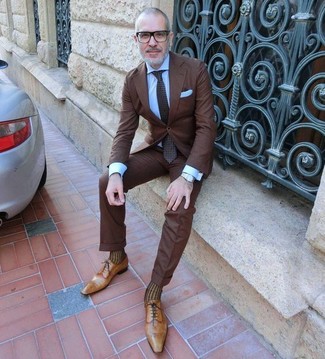 50 Jährige: Oxford Schuhe kombinieren – 211 Herren Outfits: Kombinieren Sie einen dunkelbraunen Anzug mit einem hellblauen Businesshemd für einen stilvollen, eleganten Look. Oxford Schuhe sind eine kluge Wahl, um dieses Outfit zu vervollständigen.