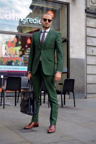 Dunkelgrünen Anzug kombinieren – 397 Herren Outfits: Entscheiden Sie sich für einen dunkelgrünen Anzug und ein weißes Businesshemd, um vor Klasse und Perfektion zu strotzen. Dieses Outfit passt hervorragend zusammen mit dunkelbraunen Leder Oxford Schuhen.