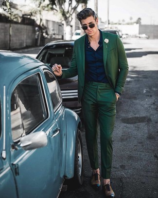 Braune Leder Oxford Schuhe kombinieren – 500+ Herren Outfits warm Wetter: Kombinieren Sie einen dunkelgrünen Anzug mit einem dunkelblauen Businesshemd für einen stilvollen, eleganten Look. Vervollständigen Sie Ihr Look mit braunen Leder Oxford Schuhen.