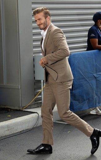 David Beckham trägt beige Anzug, weißes Businesshemd, schwarze Leder Oxford Schuhe, schwarzer Ledergürtel