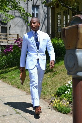 hellblauer Anzug, weißes Businesshemd, braune Leder Oxford Schuhe, dunkelblaue gepunktete Krawatte für Herren
