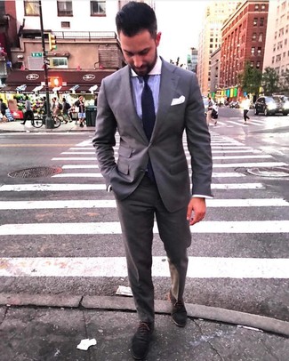 Dunkellila Krawatte kombinieren – 412 Herren Outfits: Kombinieren Sie einen grauen Anzug mit einer dunkellila Krawatte für eine klassischen und verfeinerte Silhouette. Fühlen Sie sich ideenreich? Ergänzen Sie Ihr Outfit mit dunkelgrauen Wildleder Oxford Schuhen.