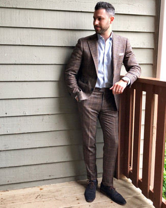 Braunen Anzug mit Schottenmuster kombinieren – 81 Herren Outfits: Kombinieren Sie einen braunen Anzug mit Schottenmuster mit einem hellblauen Businesshemd für eine klassischen und verfeinerte Silhouette. Dunkelblaue Leder Oxford Schuhe sind eine kluge Wahl, um dieses Outfit zu vervollständigen.