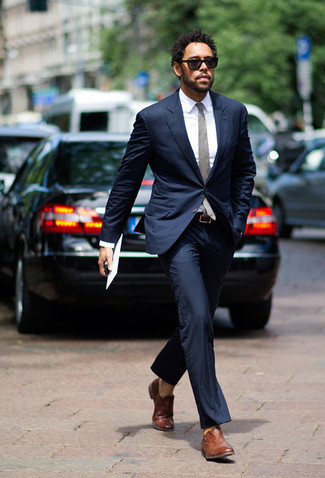 Graue Krawatte kombinieren – 500+ Herren Outfits: Erwägen Sie das Tragen von einem dunkelblauen Anzug und einer grauen Krawatte, um vor Klasse und Perfektion zu strotzen. Fühlen Sie sich ideenreich? Entscheiden Sie sich für braunen Leder Oxford Schuhe.