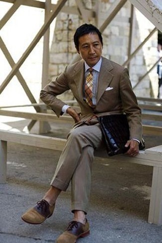 50 Jährige: Hellbeige Wildleder Oxford Schuhe kombinieren – 5 Herren Outfits: Kombinieren Sie einen braunen Anzug mit einem weißen Businesshemd, um vor Klasse und Perfektion zu strotzen. Ergänzen Sie Ihr Look mit hellbeige Wildleder Oxford Schuhen.