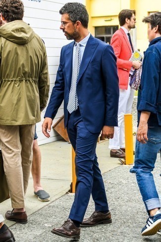 40 Jährige: Braune Oxford Schuhe kombinieren – 56 Sommer Herren Outfits: Erwägen Sie das Tragen von einem dunkelblauen Anzug und einem hellblauen Businesshemd, um vor Klasse und Perfektion zu strotzen. Braune Oxford Schuhe sind eine gute Wahl, um dieses Outfit zu vervollständigen. Dieser Look ist sehr gut für den Sommer geeignet.