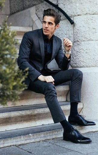 Wie schwarzes Businesshemd mit grauen Anzuges zu kombinieren – 29 Sommer Herren Outfits: Entscheiden Sie sich für einen klassischen Stil in einem grauen Anzug und einem schwarzen Businesshemd. Ergänzen Sie Ihr Look mit schwarzen Leder Oxford Schuhen. Schon ergibt sich ein schöner Sommer-Look.