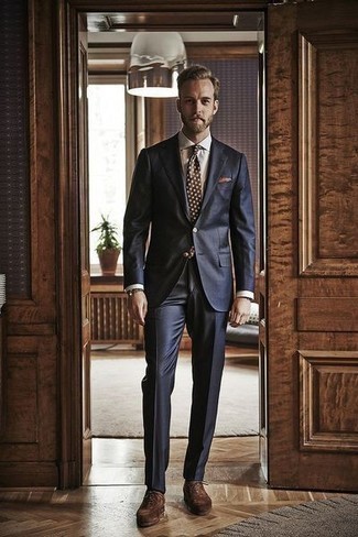Dunkelbraune gepunktete Krawatte kombinieren – 165 Herren Outfits warm Wetter: Kombinieren Sie einen dunkelblauen Anzug mit einer dunkelbraunen gepunkteten Krawatte für eine klassischen und verfeinerte Silhouette. Braune Wildleder Oxford Schuhe liefern einen wunderschönen Kontrast zu dem Rest des Looks.
