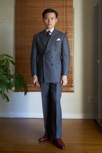 30 Jährige: Dunkelrote Krawatte kombinieren – 500+ Herren Outfits: Erwägen Sie das Tragen von einem dunkelgrauen Anzug und einer dunkelroten Krawatte für eine klassischen und verfeinerte Silhouette. Wählen Sie die legere Option mit dunkelroten Leder Oxford Schuhen.