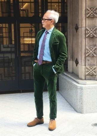 60 Jährige: Oxford Schuhe kombinieren – 108 Elegante Herren Outfits: Paaren Sie einen dunkelgrünen Anzug mit einem hellblauen Businesshemd für einen stilvollen, eleganten Look. Komplettieren Sie Ihr Outfit mit Oxford Schuhen.