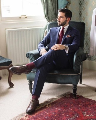 Dunkelbraune Leder Oxford Schuhe kombinieren – 1200+ Herren Outfits: Paaren Sie einen dunkelblauen Anzug mit einem weißen Businesshemd für eine klassischen und verfeinerte Silhouette. Dunkelbraune Leder Oxford Schuhe sind eine großartige Wahl, um dieses Outfit zu vervollständigen.