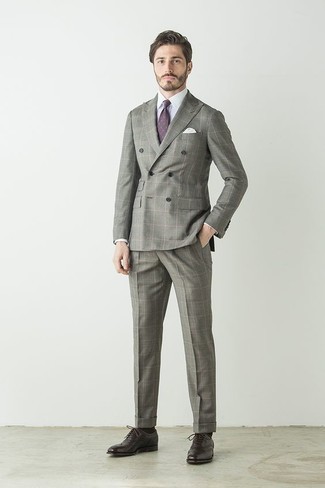 grauer Anzug mit Karomuster, weißes Businesshemd, dunkelbraune Leder Oxford Schuhe, violette bedruckte Krawatte für Herren