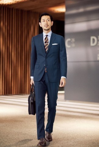 Mehrfarbige Krawatte kombinieren – 237 Herren Outfits: Vereinigen Sie einen dunkelblauen Anzug mit einer mehrfarbigen Krawatte für eine klassischen und verfeinerte Silhouette. Wenn Sie nicht durch und durch formal auftreten möchten, ergänzen Sie Ihr Outfit mit dunkelbraunen Leder Oxford Schuhen.