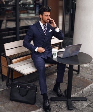 Schwarze Leder Aktentasche kombinieren – 137 Elegante Herren Outfits: Vereinigen Sie einen dunkelblauen vertikal gestreiften Anzug mit einer schwarzen Leder Aktentasche für ein Alltagsoutfit, das Charakter und Persönlichkeit ausstrahlt. Ergänzen Sie Ihr Outfit mit schwarzen Leder Oxford Schuhen, um Ihr Modebewusstsein zu zeigen.