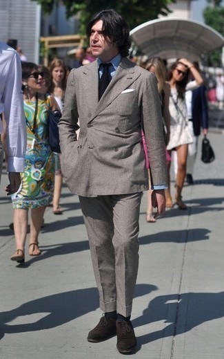Dunkelbraune Wildleder Oxford Schuhe kombinieren – 257 Elegante Herren Outfits: Vereinigen Sie einen grauen Anzug mit einem hellblauen Businesshemd für einen stilvollen, eleganten Look. Vervollständigen Sie Ihr Look mit dunkelbraunen Wildleder Oxford Schuhen.