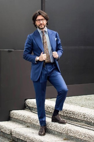 blauer Anzug, weißes und dunkelblaues vertikal gestreiftes Businesshemd, dunkelbraune Leder Oxford Schuhe, braune Krawatte mit Paisley-Muster für Herren