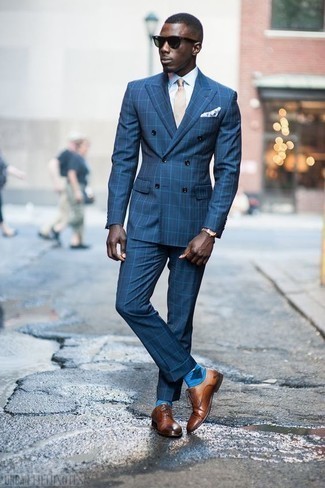 Wie blauen Anzug mit Karomuster mit brauner Leder Oxford Schuhe zu kombinieren – 21 Herren Outfits warm Wetter: Entscheiden Sie sich für einen klassischen Stil in einem blauen Anzug mit Karomuster und einem hellblauen Businesshemd. Braune Leder Oxford Schuhe sind eine großartige Wahl, um dieses Outfit zu vervollständigen.